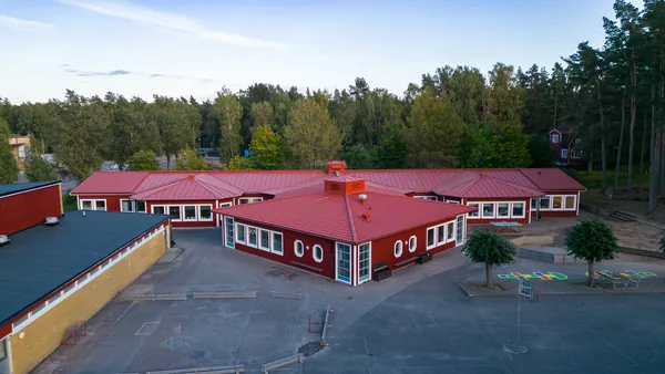 Drönarbild över Arentorp skola med behandlade röda tak