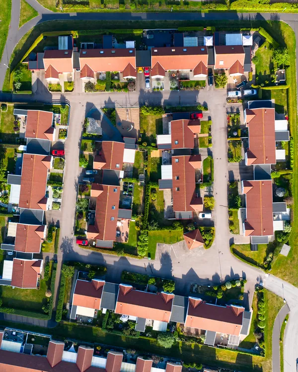Radhuslängor i en bostadsrättsförening med behandlade tak