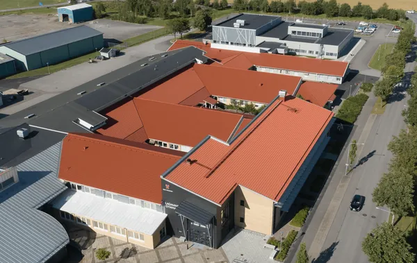 Skolbyggnad med takbehandlat tak