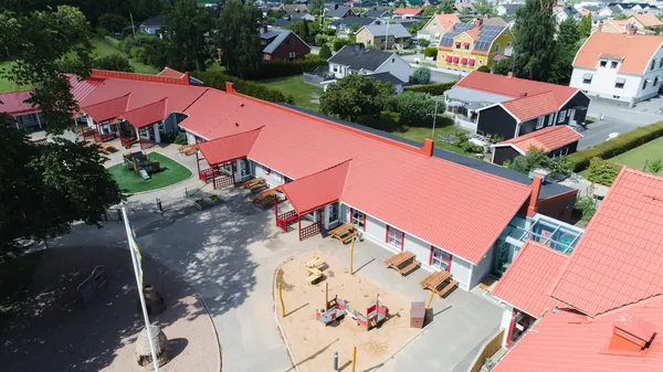 Drönarbild över Frejgårdens förskola med behandlade röda tak