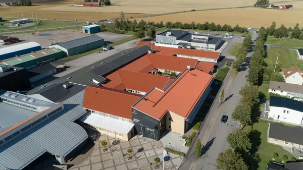 Drönarbild över Lagmansgymnasiet i Vara med behandlade tak