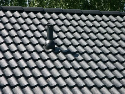 Efter: antracitfärgade Zanda-pannor runt ventilationshuven