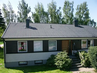 Efter: villan med färdigbehandlat tak i antracit