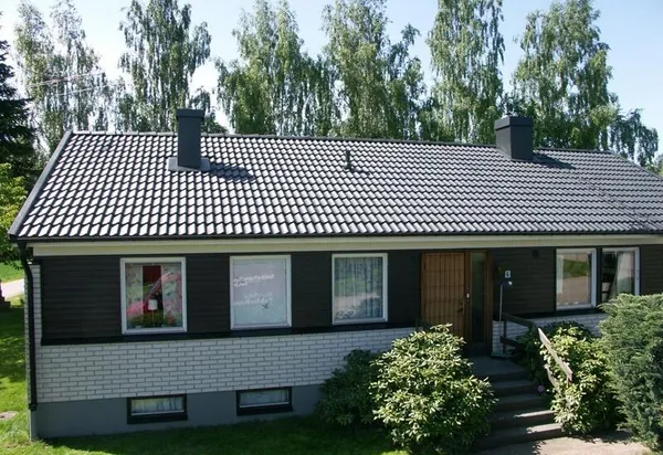 Villa med nybehandlat tak i antracit på grova Zanda-pannor