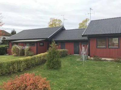 Efter: parhus med jämna mörka tak och röda träfasader hos BRF Bergshöjden i Gullspång