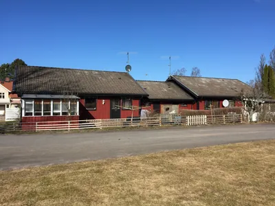 Före: parhus med slitet, brunt tak och inglasad veranda hos BRF Bergshöjden i Gullspång