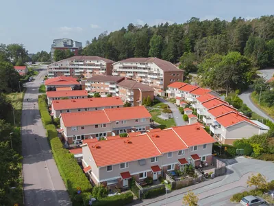 Efter: BRF. Brattåskärr med nybehandlade tak i tegelröd kulör