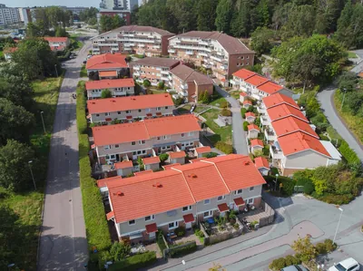 Efter: tegelröda tak på radhuslängorna hos BRF. Brattåskärr