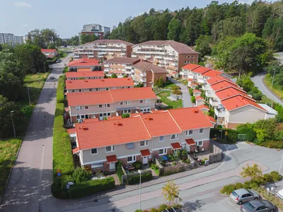 Efter: översikt över BRF. Brattåskärr med färdigbehandlade tegelröda tak