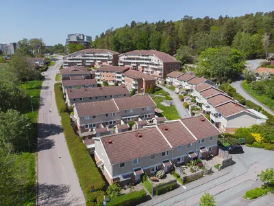 Före: BRF. Brattåskärrs radhus i Sävedalen med gråbruna, blekta tak