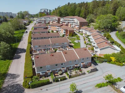 Före: radhuslängorna hos BRF. Brattåskärr innan takbehandlingen