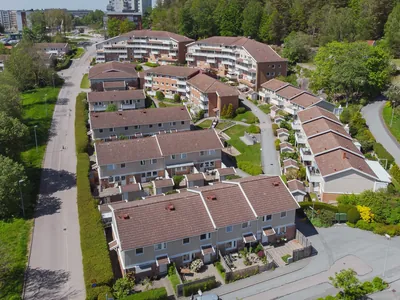 Före: översikt över BRF. Brattåskärr med de gamla taken
