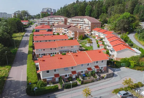 Radhus hos BRF. Brattåskärr i Sävedalen med tak i tegelröd kulör, fotat med drönare