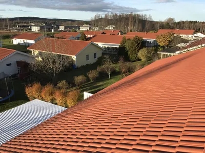 Efter: nybehandlat rött tak med jämn kulör sett från takåsen hos BRF Broby 2 i Sunne