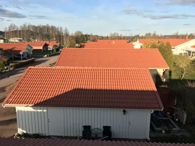 Efter: garagebyggnad med färdigmålat rött tak hos BRF Broby 2