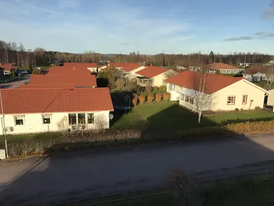 Efter: villaområde med röda tak längs gatan i Sunne hos BRF Broby 2
