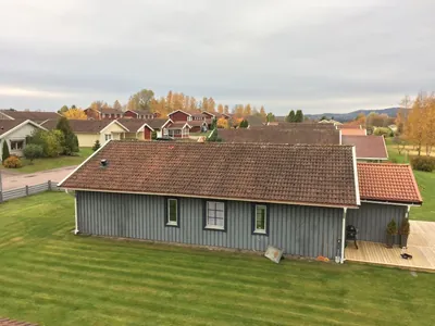 Före: grå villa med brunt, matt tak och uteplats hos BRF Broby 2 i Sunne