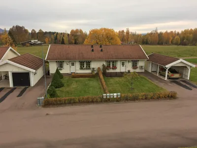 Före: parhus med carport och garage under ett urblekt brunt tak hos BRF Broby 2