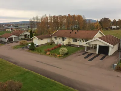 Före: gulvit villa med garage och brunt tak med smuts och mossa hos BRF Broby 2