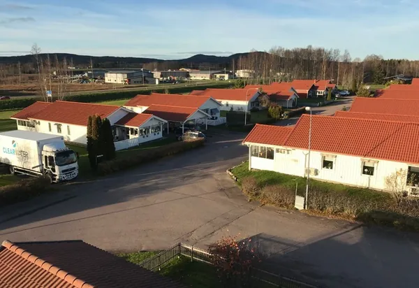 Villor och parhus hos BRF Broby 2 i Sunne med nybehandlade röda tak, fotat från taknivå