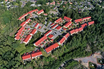 Efter: översikt ovanifrån över BRF. Ekvecklaren med radhuslängor i rött och gult