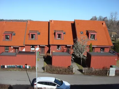 Efter: kedjehuslängor i Varnhem med nymålade röda tak och takkupor