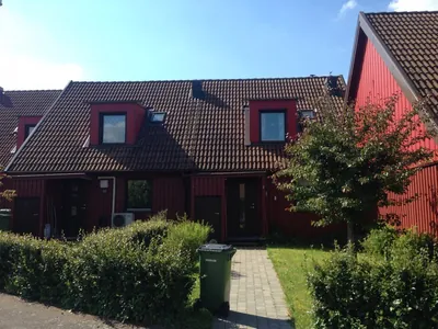 Före: rött kedjehus med mörkt, smutsigt tak och takkupor hos BRF Fogdegården
