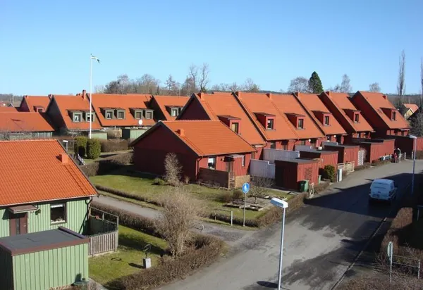 Kedjehuslängor hos BRF Fogdegården i Varnhem med nybehandlade röda tak