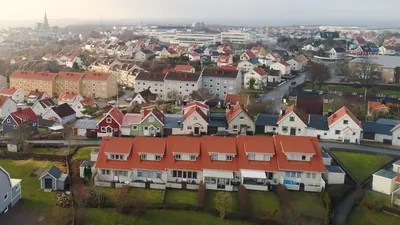 Efter: drönarbild över Lysekil med BRF Gjutarens nybehandlade kopparbruna tak i kvällsljus