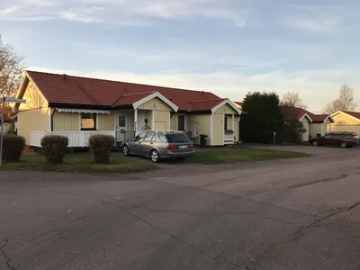 Efter: gult parhus med färdigbehandlat rött tak och carport hos BRF Hea i Sunne