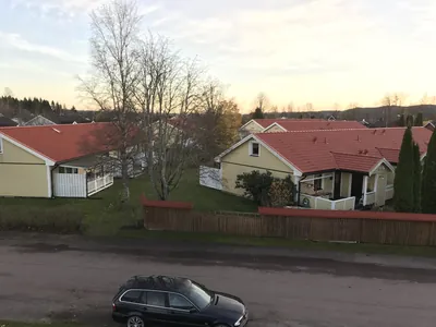 Efter: gula parhus med röda tak sedda från ovan över gatan hos BRF Hea i Sunne