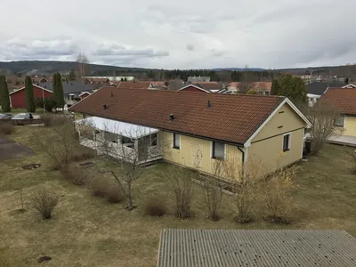 Före: gult parhus med brunt, mattat tak och veranda hos BRF Hea i Sunne, uppifrån