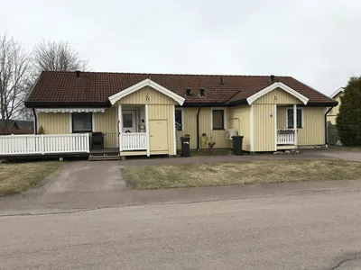 Före: gula parhus med små entréer och bruna tak sedda från gatan hos BRF Hea i Sunne