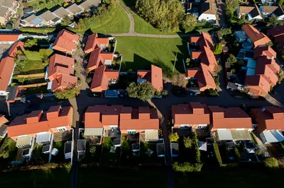 Efter: radhuslängor ovanifrån med färdigbehandlade kopparbruna tak hos BRF. Helsingborgshus nr. 55