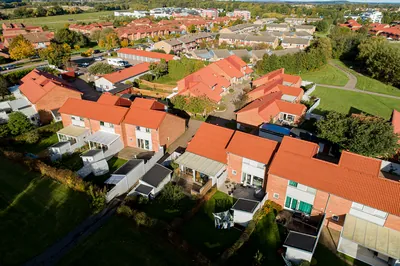 Efter: tegelradhus med jämna, nybehandlade tak och uteplatser hos BRF. Helsingborgshus nr. 55