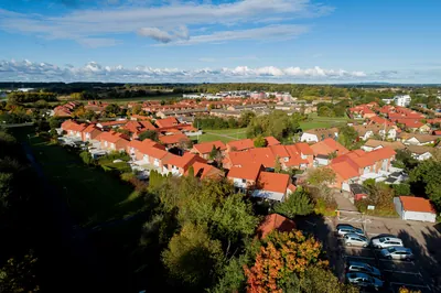 Efter: översikt över BRF. Helsingborgshus nr. 55 med behandlade tak och parkering i kanten