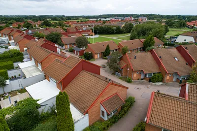 Före: radhusområde med slitna, bruna tak sett från drönare hos BRF. Helsingborgshus nr. 55