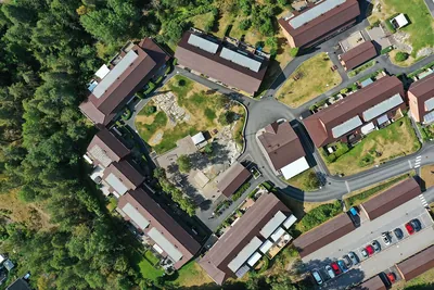 Efter: BRF. Kaktusens radhus med mörkbruna tak runt gården