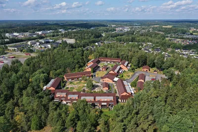 Efter: BRF. Kaktusen med färdigbehandlade mörkbruna tak och Södertälje i bakgrunden