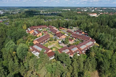 Efter: översikt över BRF. Kaktusens mörkbruna tak i skogen