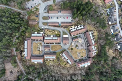 Före: BRF. Kaktusen i Södertälje sedd rakt ovanifrån med drönare