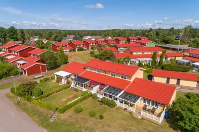 Efter: drönarbild över BRF. Karlstadshus nr 7 i Skattkärr med färdigbehandlade röda tak