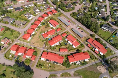 Efter: bostadsområdet i Skattkärr rakt uppifrån med nybehandlade röda tak längs vägarna