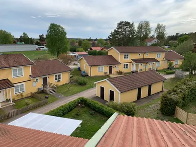 Före: närbild på takfall med slitna, bleka betongpannor hos BRF. Karlstadshus nr 7