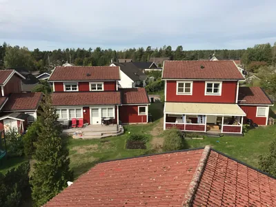 Före: röda trähus med ljusa takfall där smuts och påväxt syns, BRF. Karlstadshus nr 7
