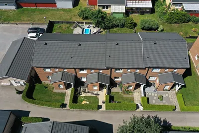 Efter: tak i ljus antracit hos BRF. Knivstahus nr 4, snett ovanifrån