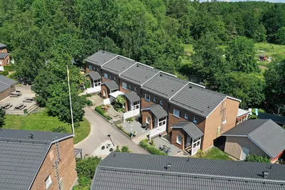 Efter: BRF. Knivstahus nr 4 med nybehandlade tak bland grönskan