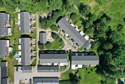 Efter: BRF. Knivstahus nr 4 sedd ovanifrån med de behandlade taken