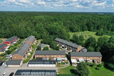 Efter: BRF. Knivstahus nr 4 med skog och fält i bakgrunden