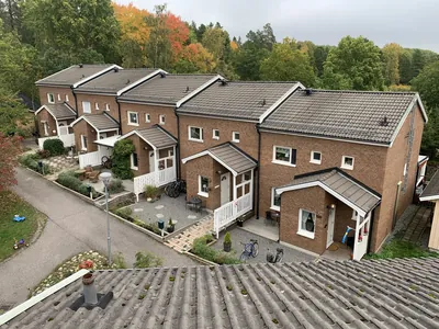 Före: radhus i tegel hos BRF. Knivstahus nr 4 med bruna, slitna tak